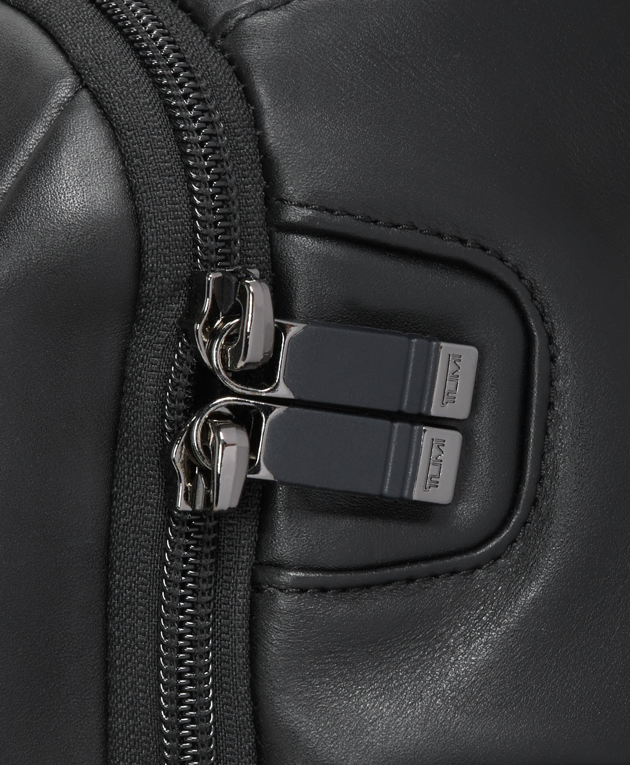 TUMI ボディバッグ ブラック ファウンドケース Alpha Medium 15